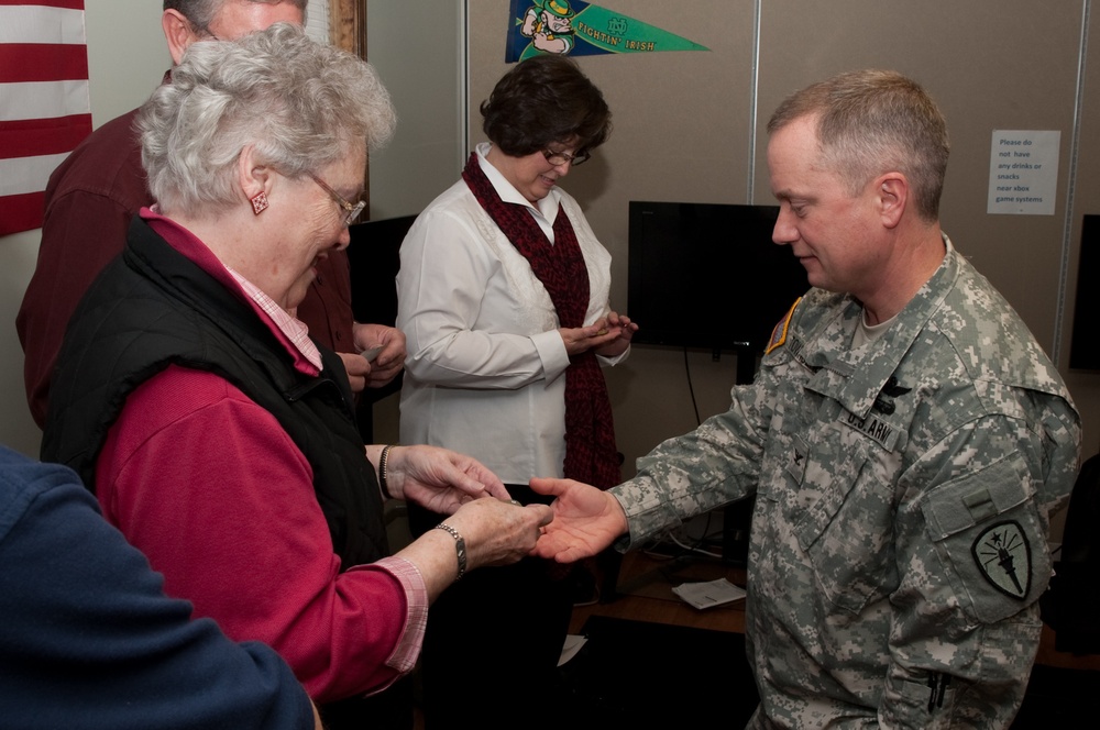 Family donation to USO honors former aviator