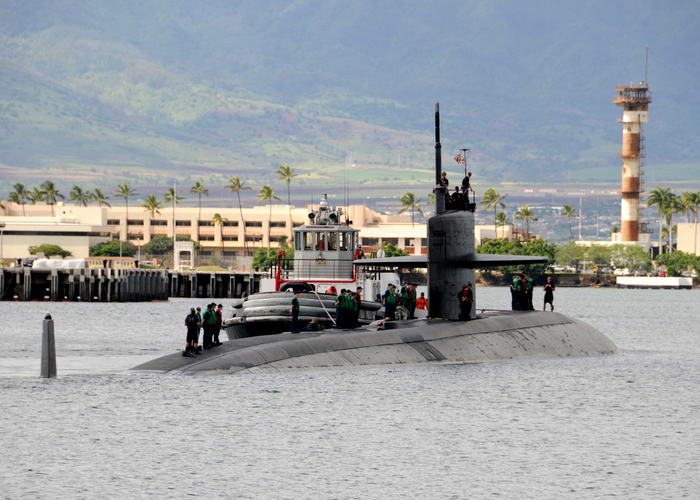 USS La Jolla Departs Pearl Harbor