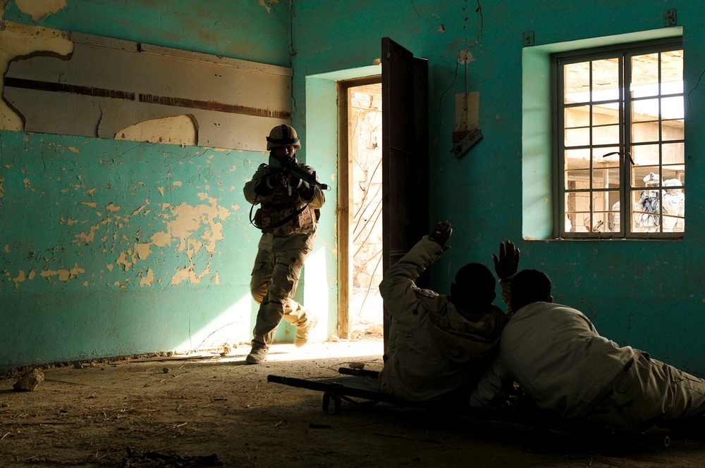 Iraqi battalions train at Ghuzlani