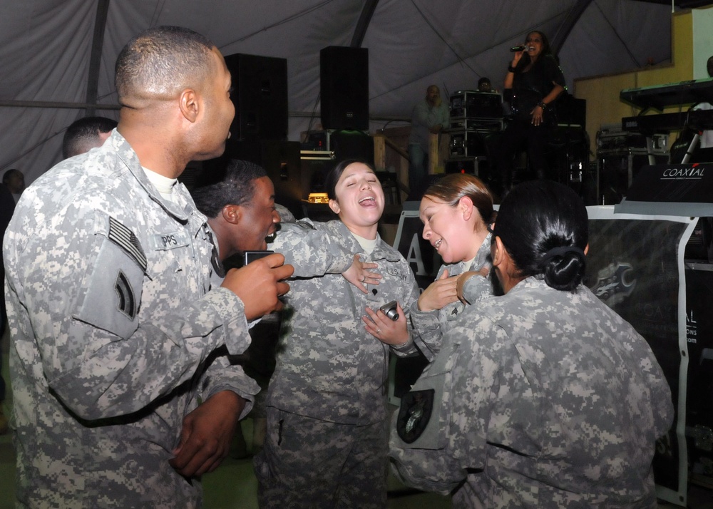 En Vogue concert inspires service members with soulful performance