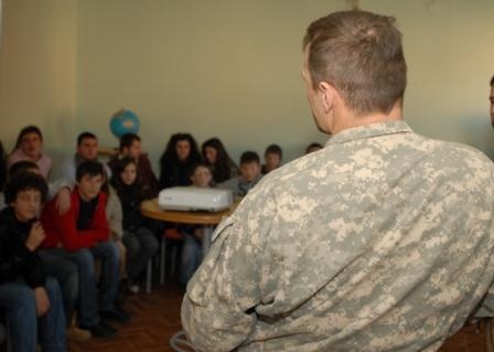 KFOR gives UXO class to local children