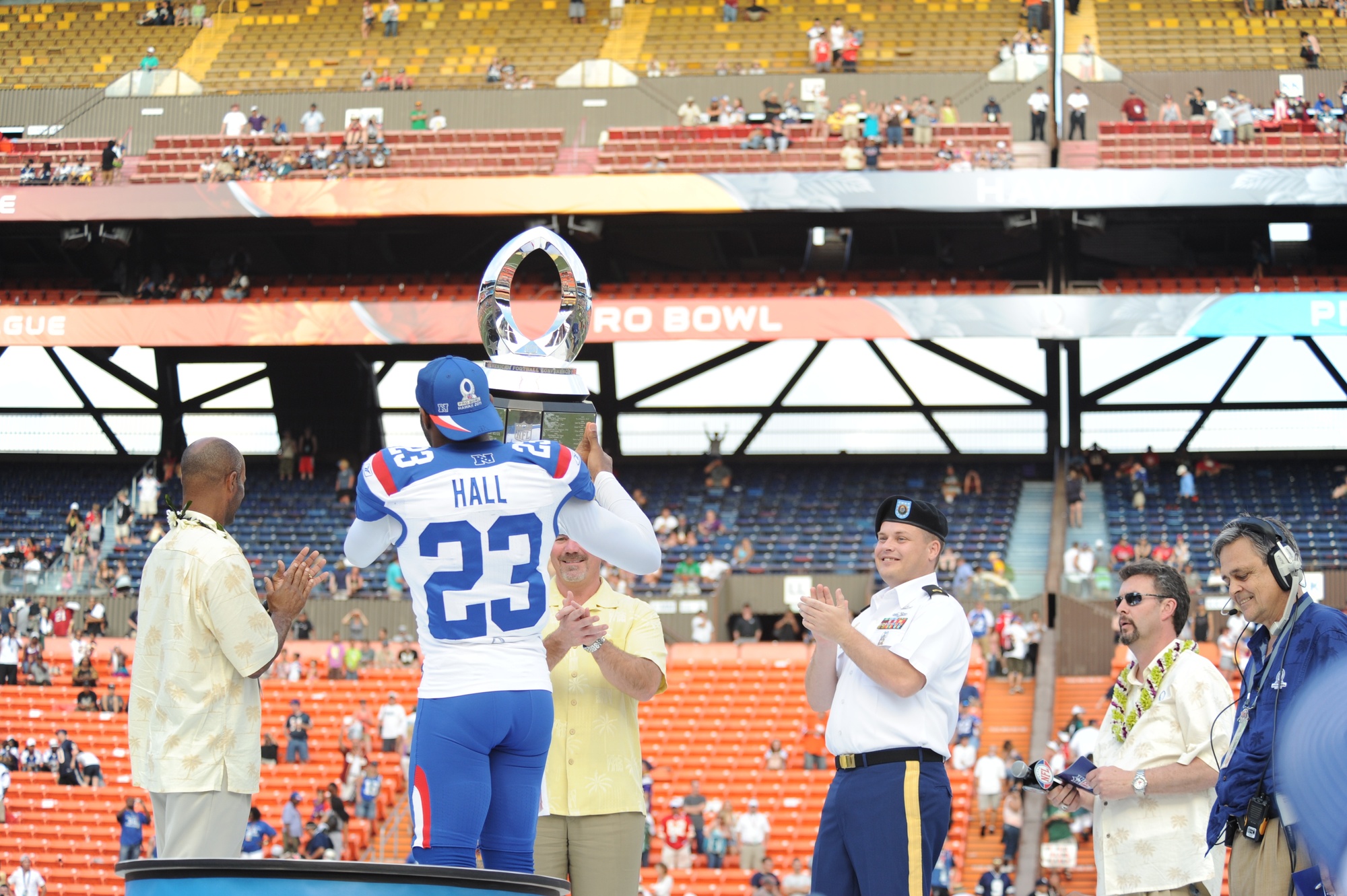 DVIDS - Images - 2011 Pro Bowl In Hawaii [Image 15 of 19]