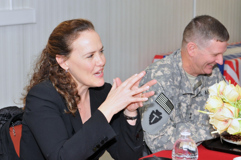 USD-South Troops Dine With Under Secretary of Defense