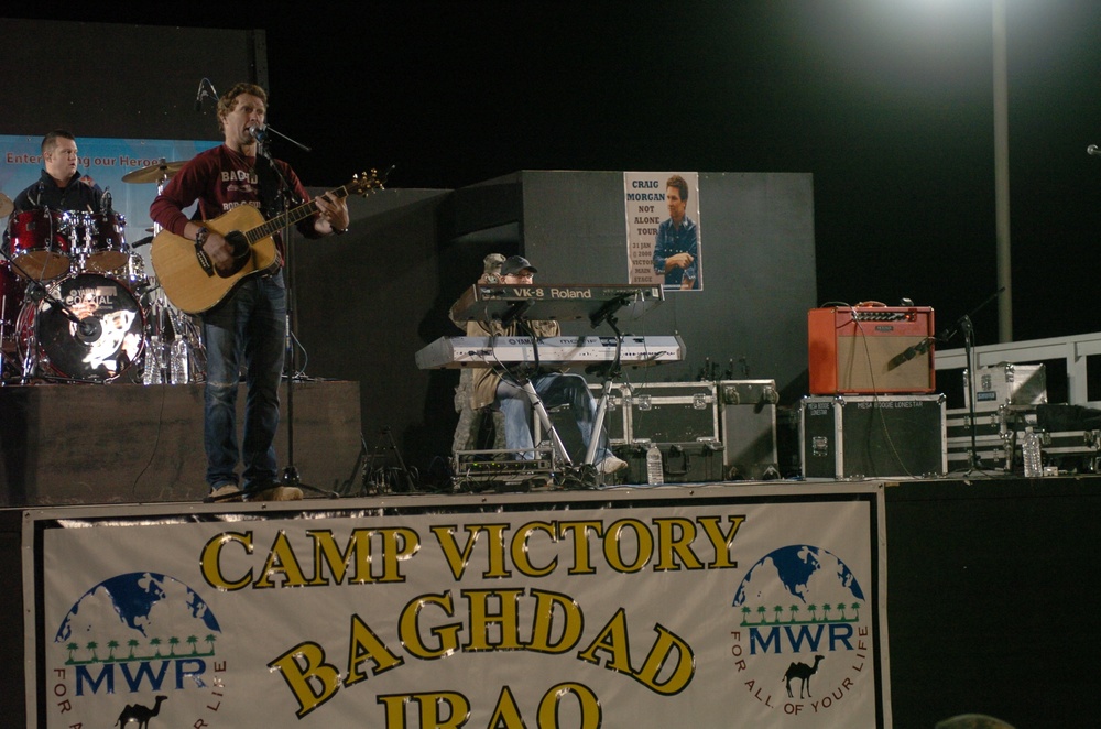 Bragg jumpmaster-turned-country-music-star rocks Camp Victory