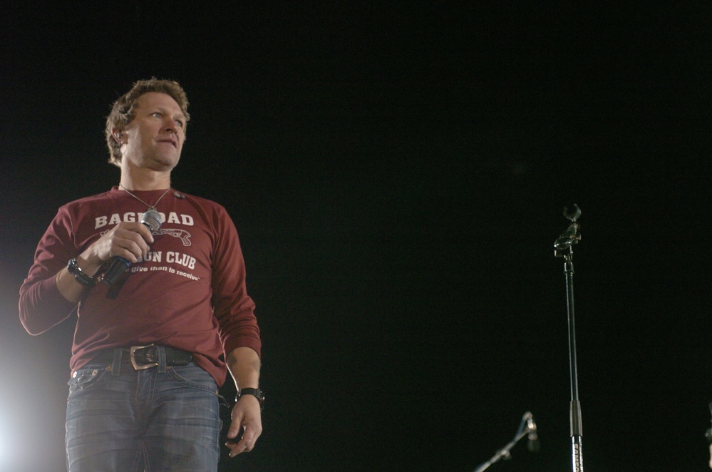 Bragg jumpmaster-turned-country-music-star rocks Camp Victory