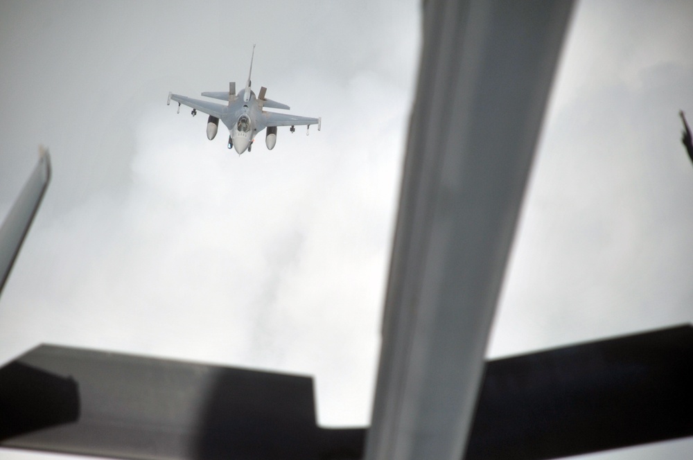 Mobility airmen keep steady air refueling pace in 2010 for deployed ops