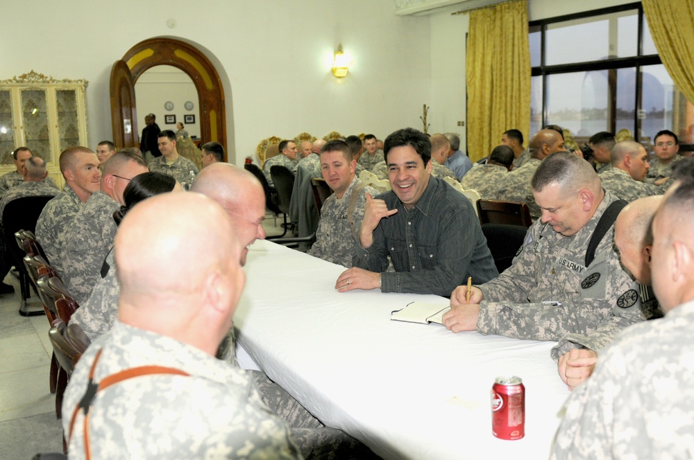 Congressional Delegates visit Camp Victory Soldiers