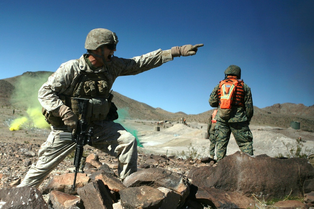 1/5 maneuvers under fire during live-fire exercise