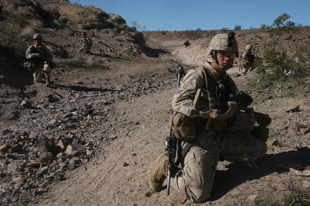 1/5 maneuvers under fire during live-fire exercise