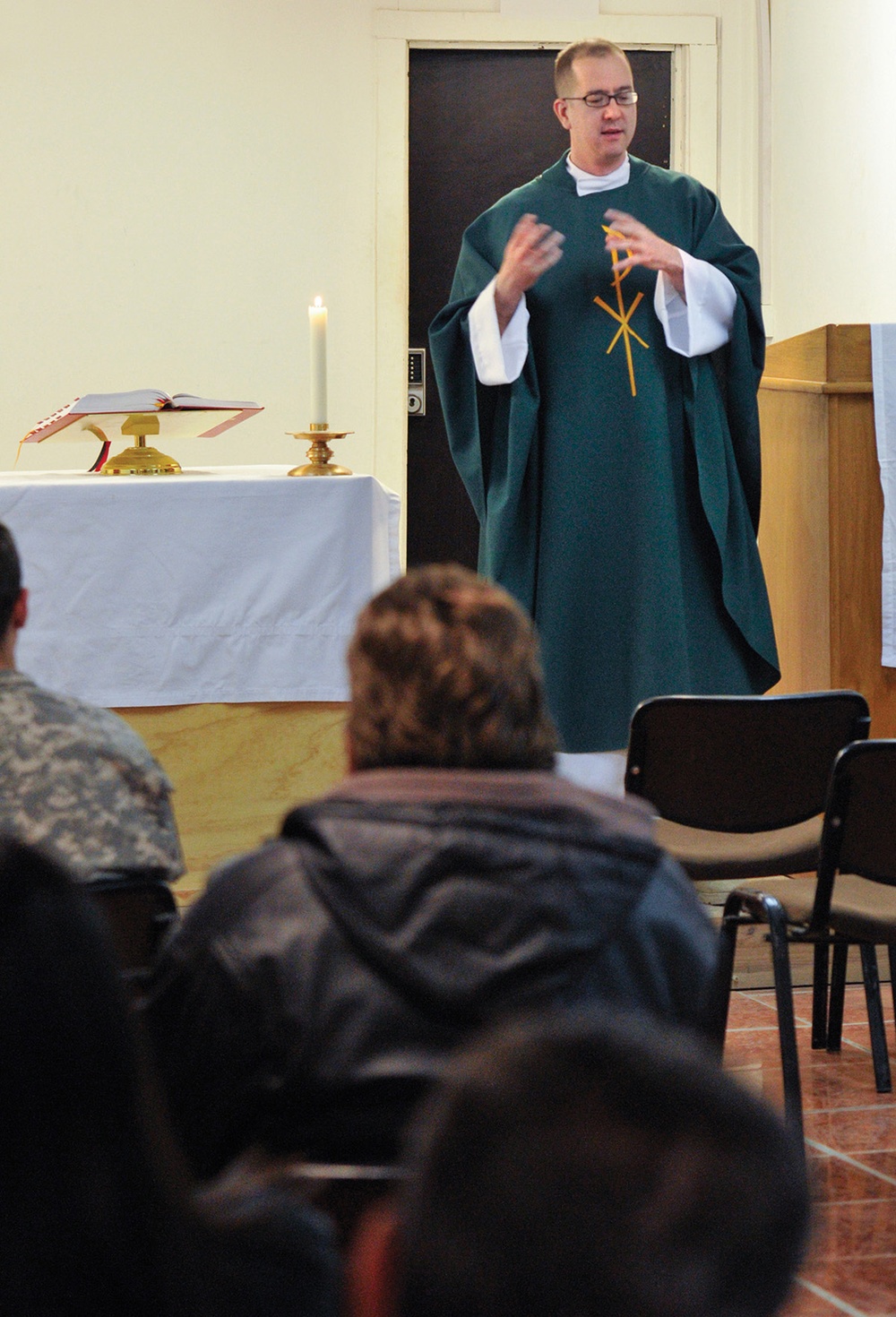 Father Magnuson conducts Mass