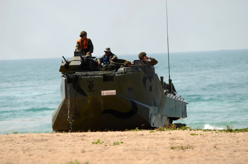 Republic of Korea, Thai, US Marines conduct amphibious assault during Cobra Gold 2011
