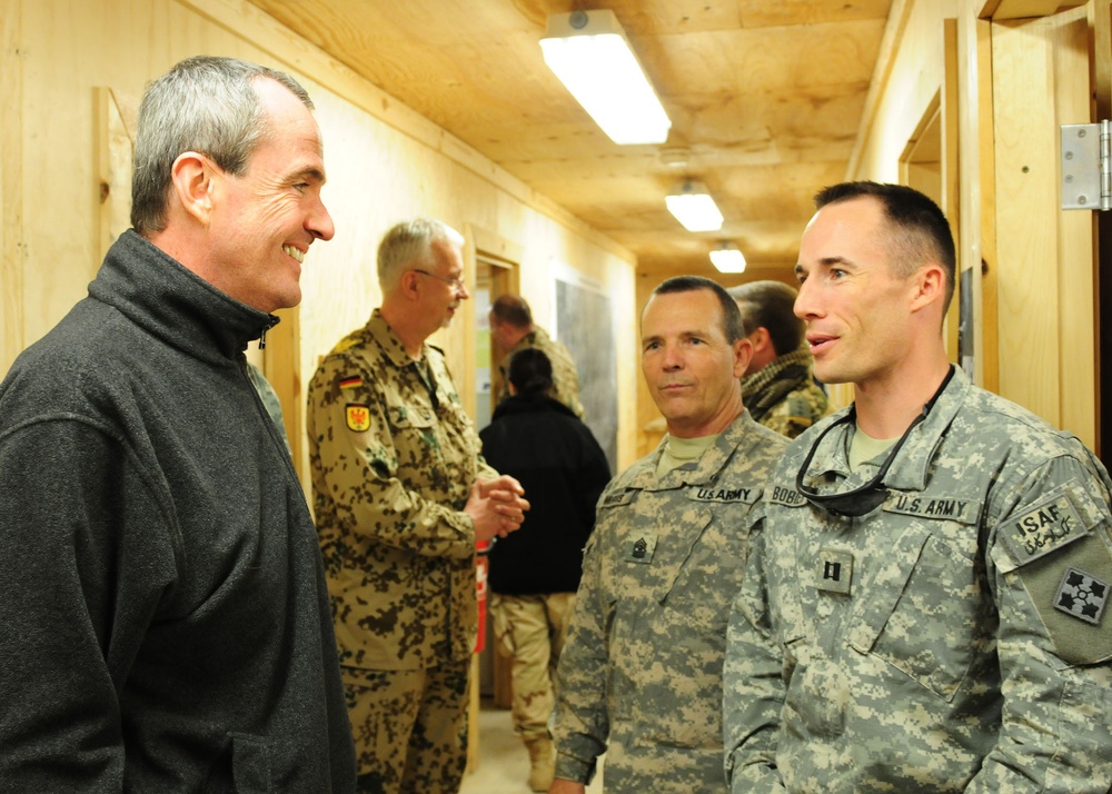 US Ambassador to Germany speaks with a Soldier from the US Army 4th CAB