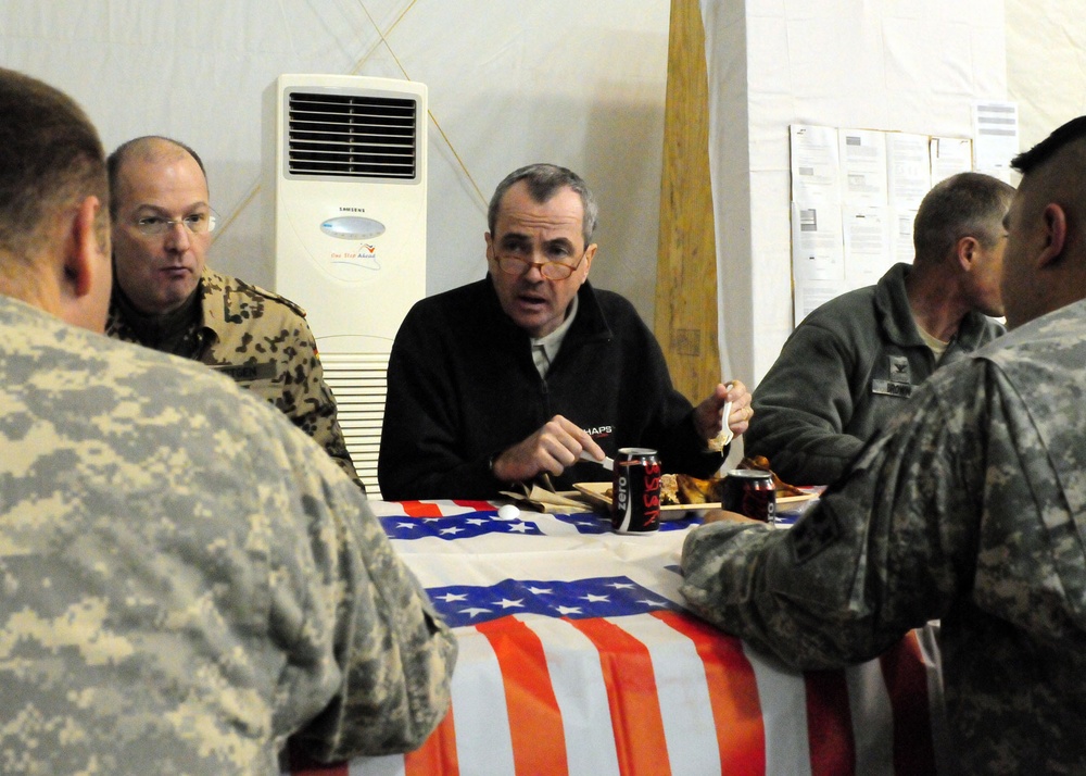 US. Ambassador to Germany speaks with US Army 4th CAB Soldiers during lunch