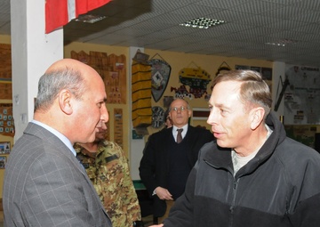Petraeus commends governor on Ghowr province progress