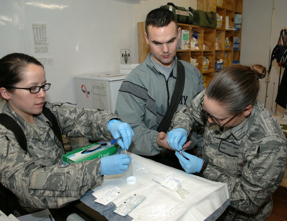 Soldiers participate in “walking blood bank”