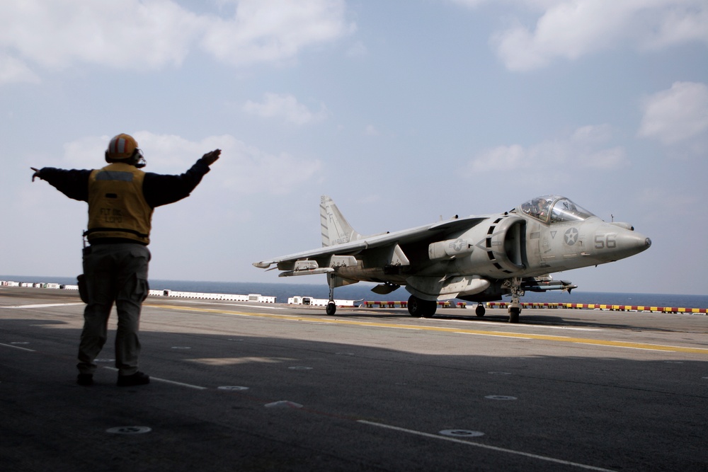 Blue-green team helps landings aboard Essex