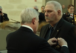 Marine receives Navy Cross for Actions in Vietnam