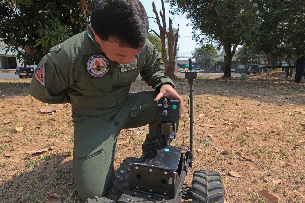 Marine Wing Support Squadron 172 and Royal Thai Air Force explosive ordnance disposal train together during Cobra Gold 2011
