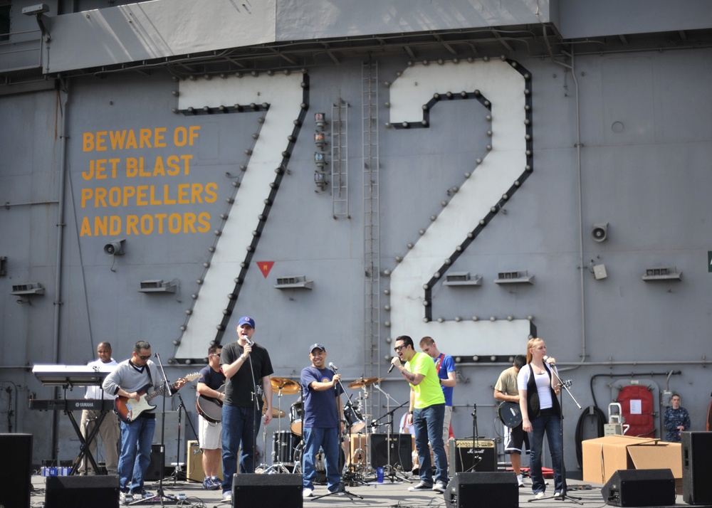 USS Abraham Lincoln's Band Performs at Steel Beach Picnic