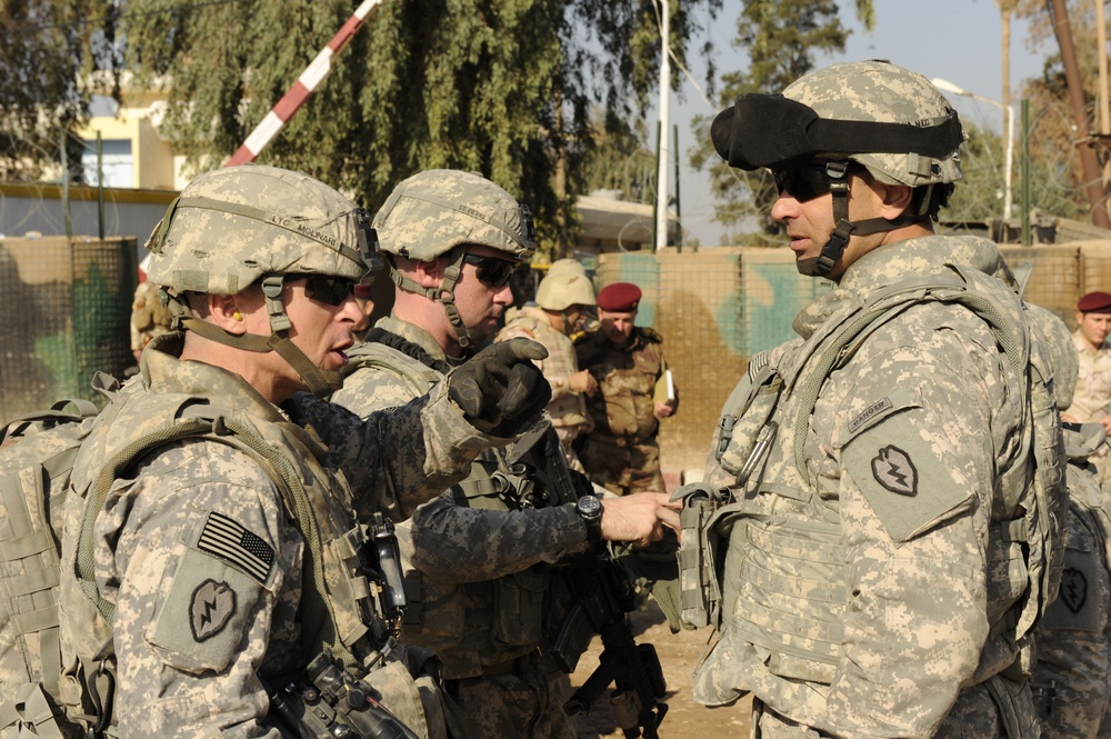 Meeting with Iraqi military officer