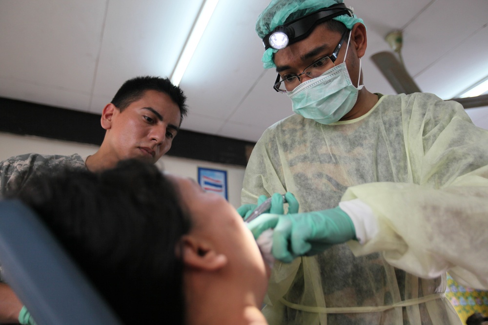 Dental specialists pull together to pull teeth during Cobra Gold 2011