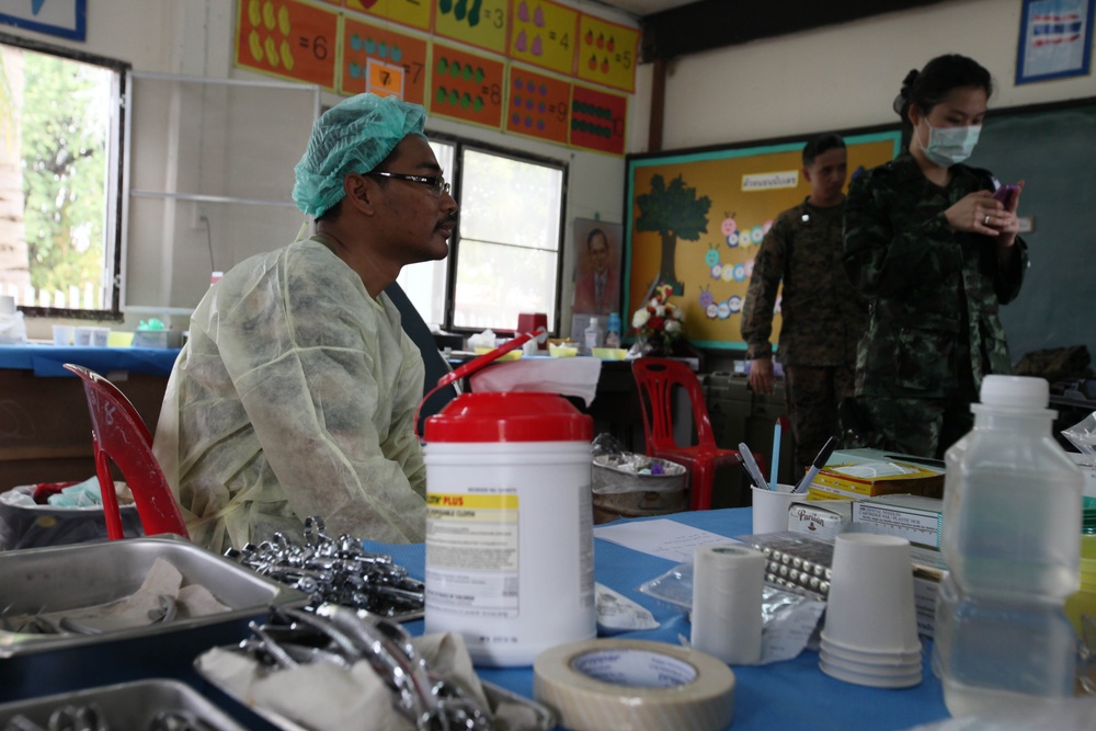 Dental specialists pull together to pull teeth during Cobra Gold 2011