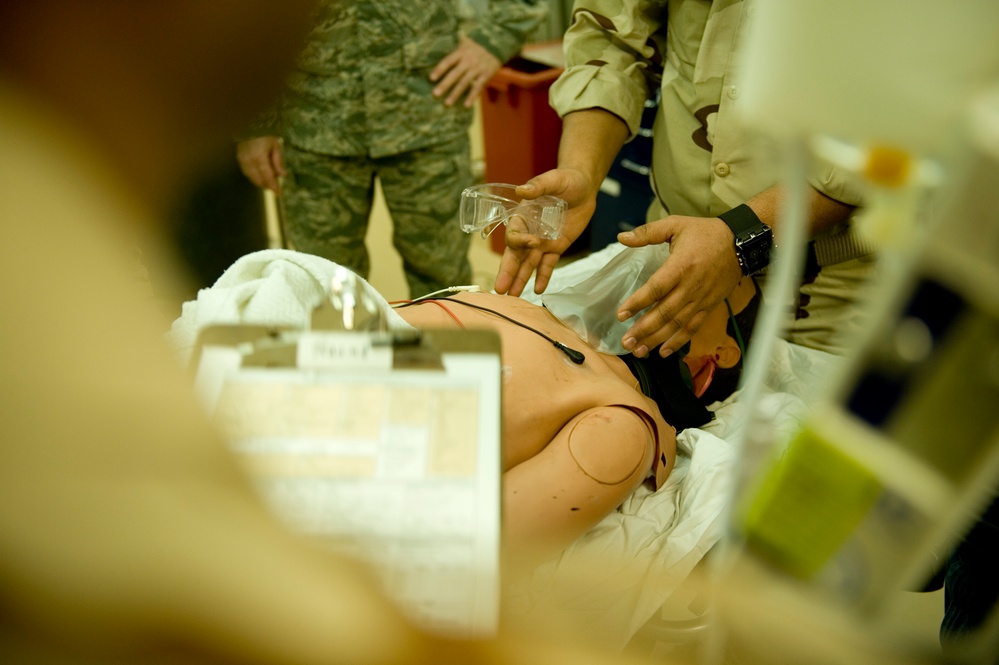Iraqi medics learn first responder skills