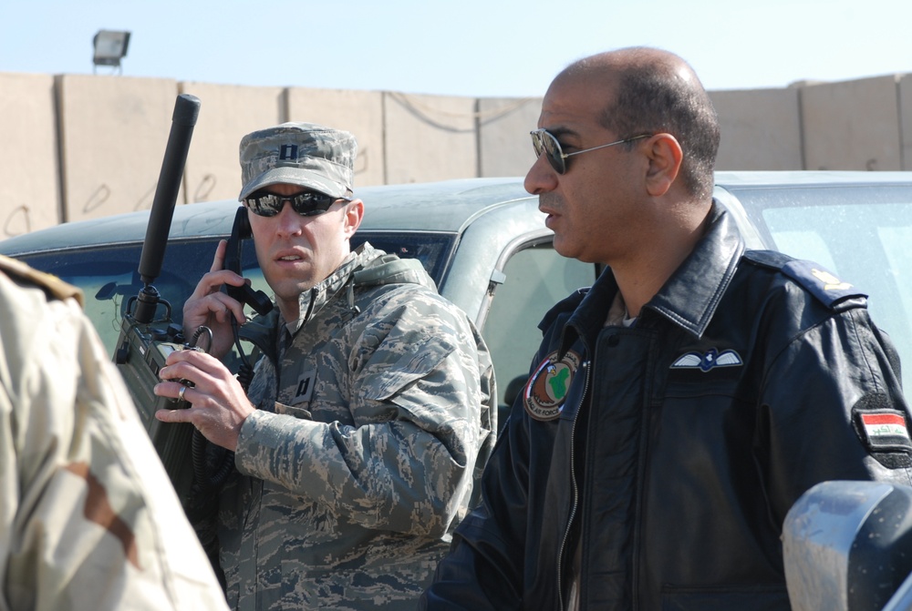 Iraqi army officers learn to integrate Iraqi air force into ground operations
