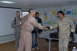 Iraqi army officers learn to integrate Iraqi air force into ground operations