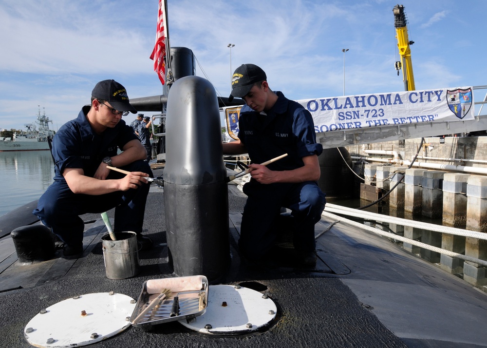 USS Oklahoma sailors paint submarine