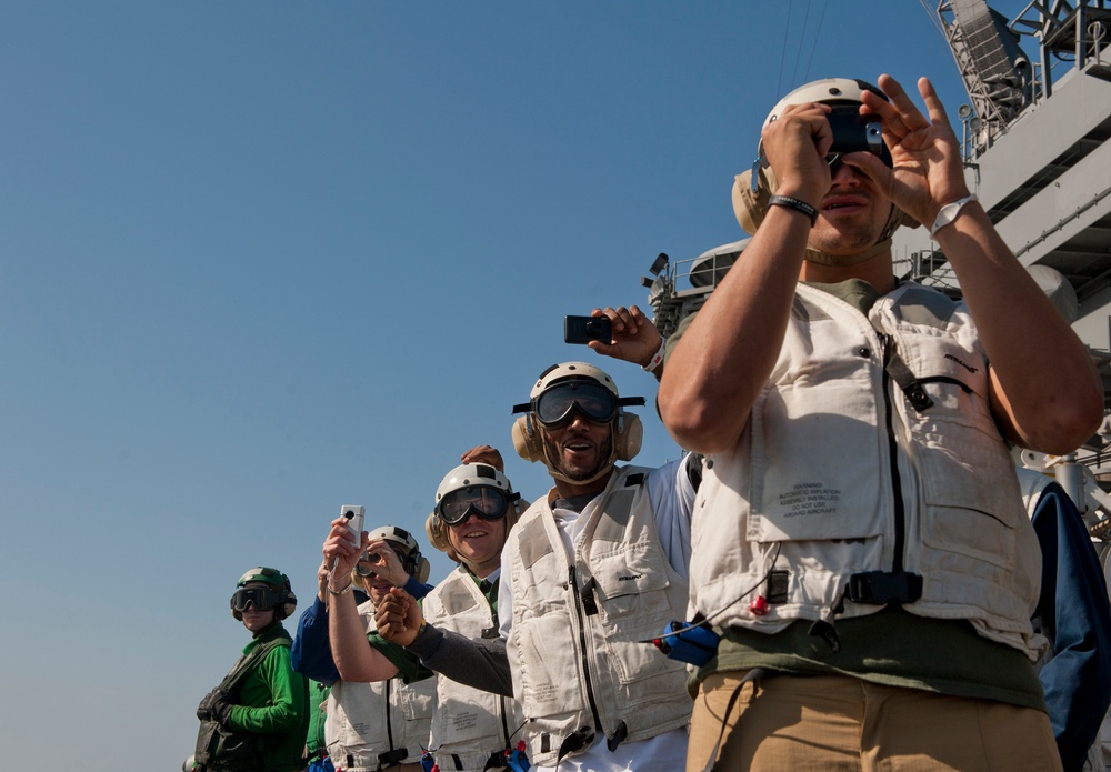 Packers visit Carl Vinson