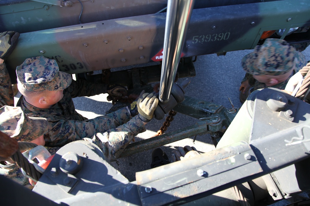 CLR-1 Marines participate in wrecker course