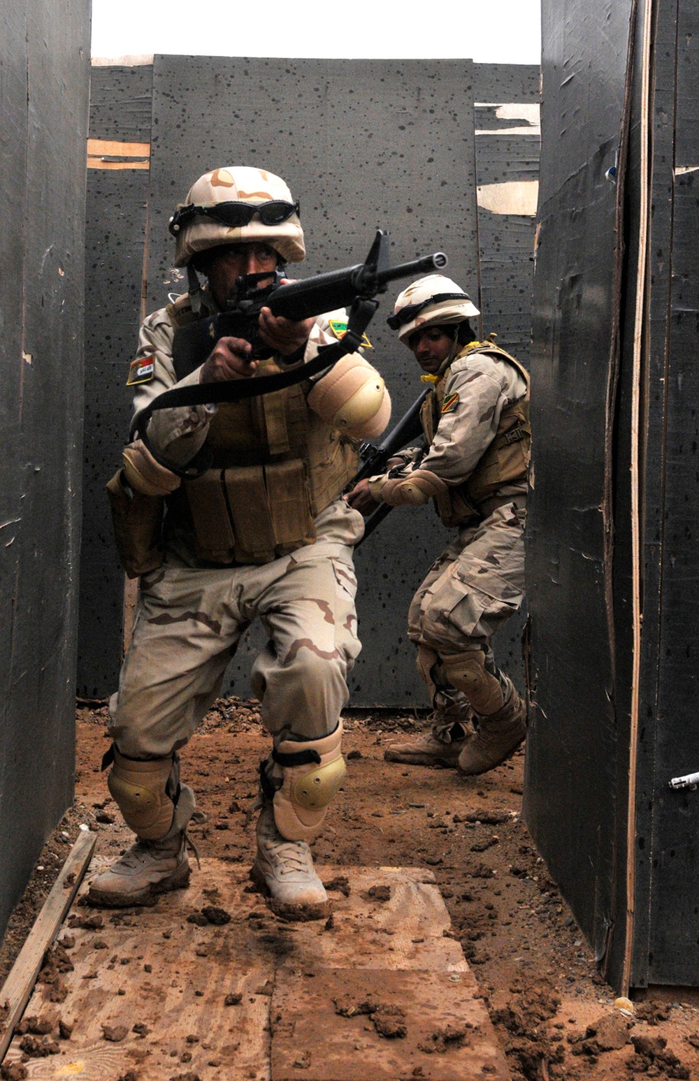 5th IA soldiers clear a room
