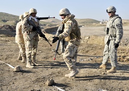 Staff Sgt. Gillam instructs Iraqi soldiers