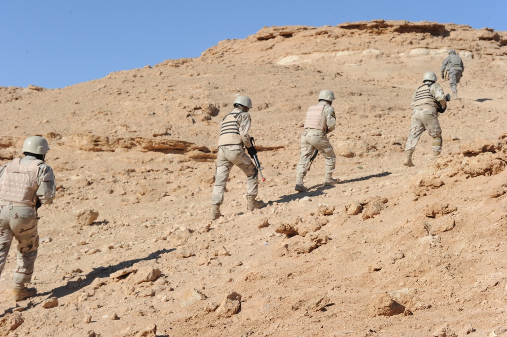 Iraqi Soldiers Train in Camp Al Asad