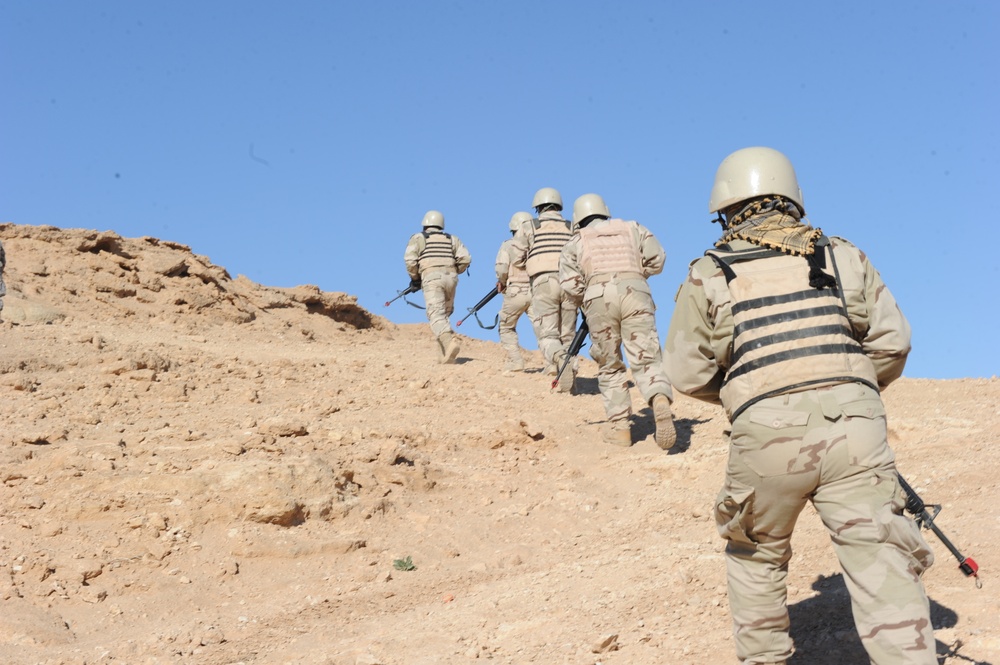 Iraqi Soldiers Train in Camp Al Asad