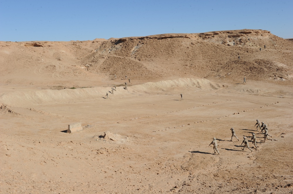 Iraqi Soldiers Train in Camp Al Asad