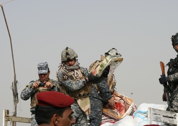 ‘Longknife’ Squadron and Iraqi Federal Police partners offer humanitarian aid to locals