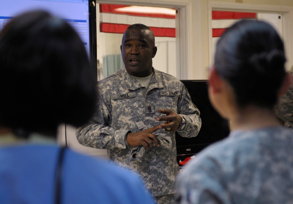 Montel Williams, Command Sergeant Maj. Marvin Hill visit Bagram Airmen