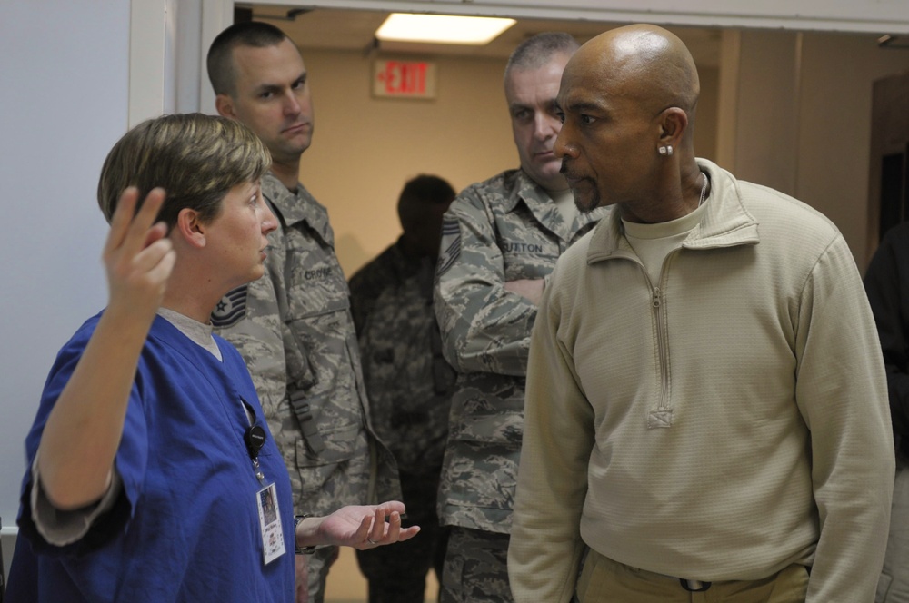 Montel Williams, Command Sergeant Maj. Marvin Hill visit Bagram Airmen