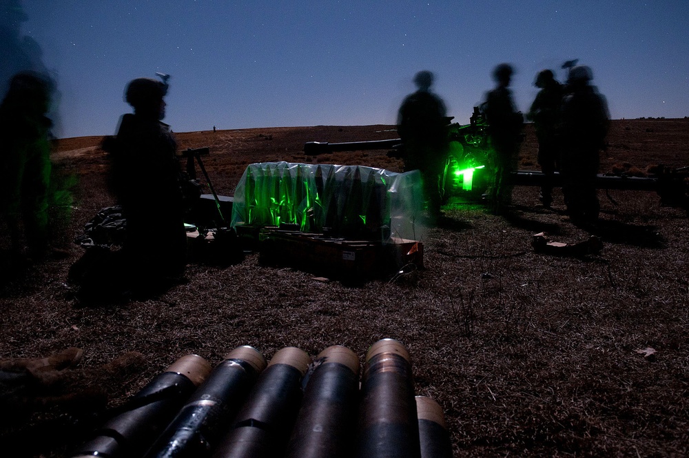 Airborne artillery unit fires live rounds during mass training exercise