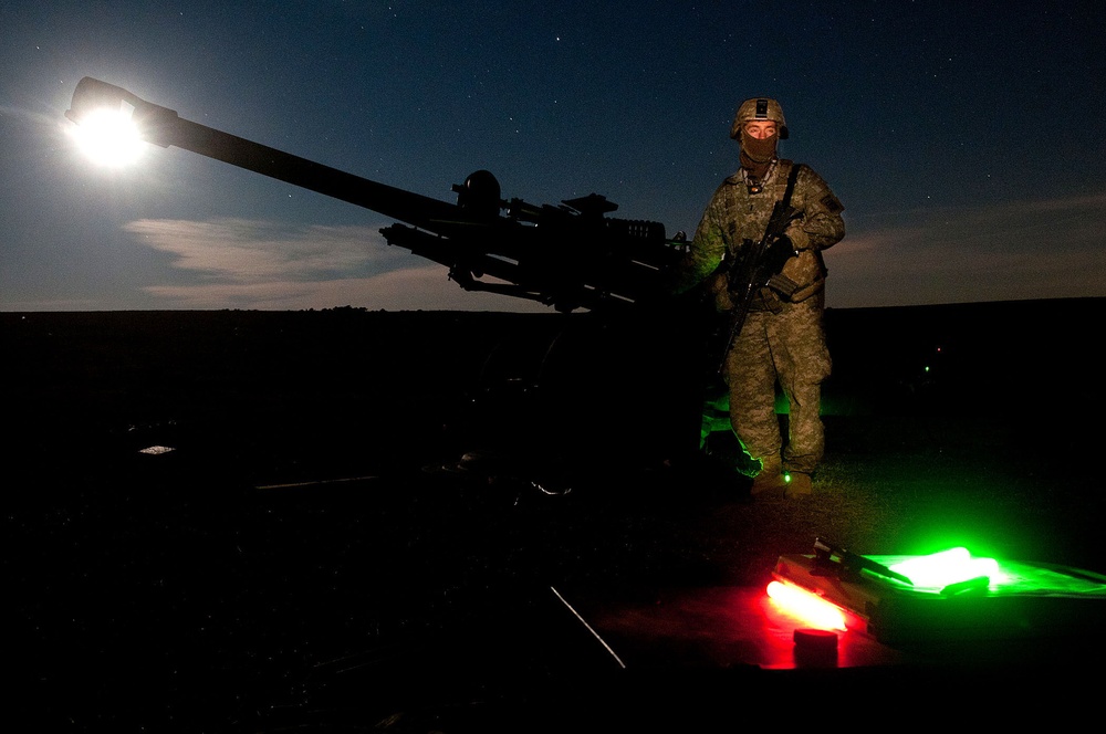 Airborne artillery unit fires live rounds during mass training exercise