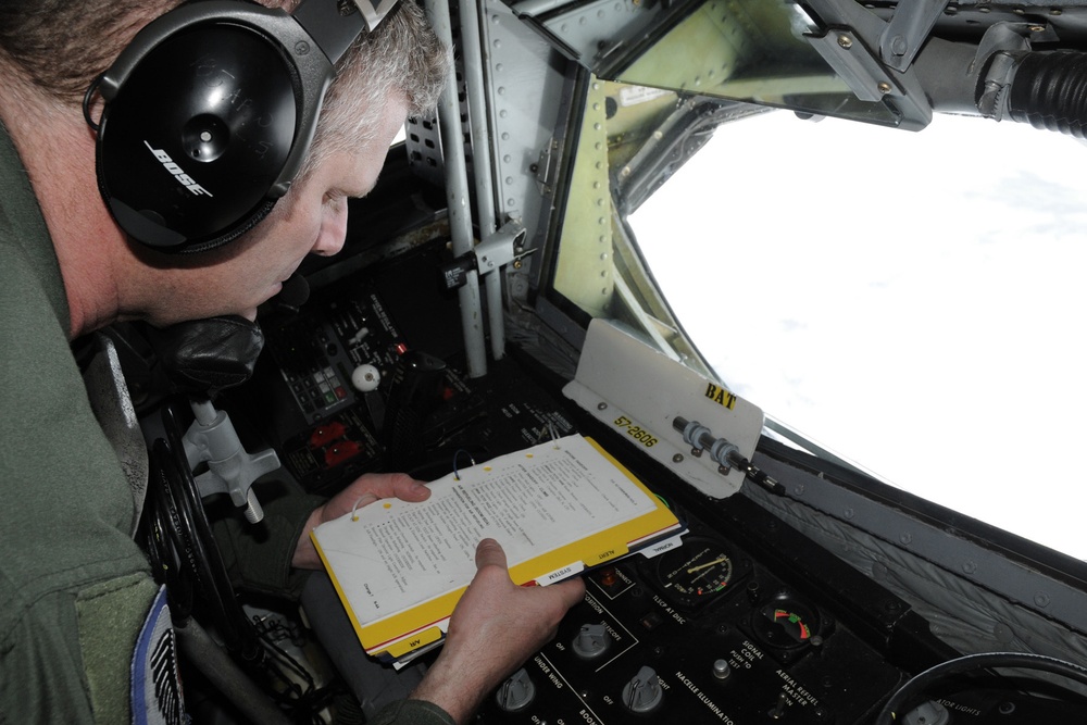 185th KC-135 performs aerial refueling of 132nd F-16s during deployment in Australia.