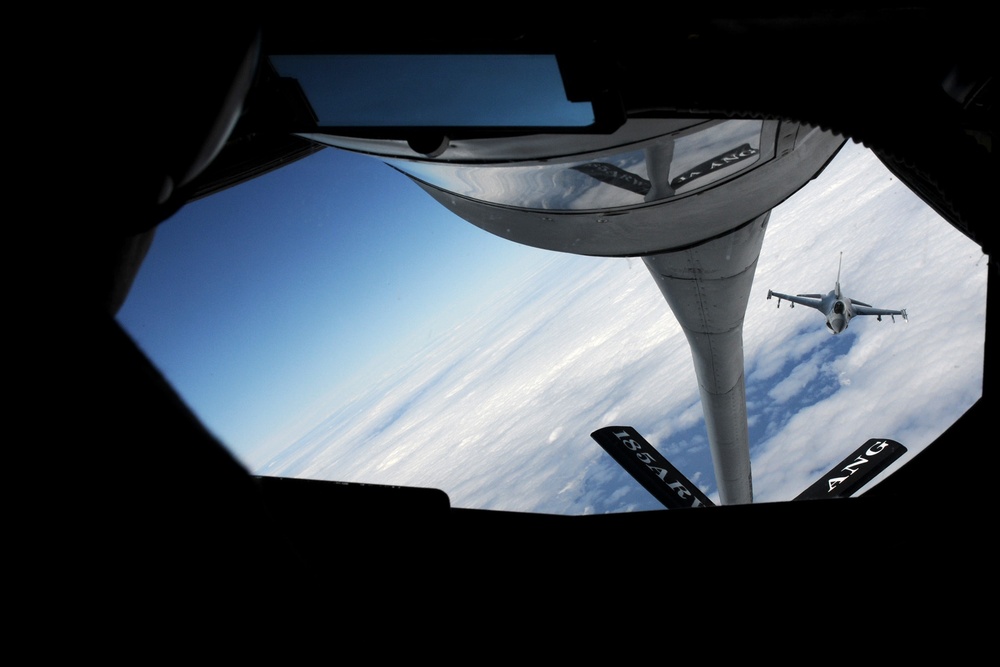 185th KC-135 performs aerial refueling of 132nd F-16s during deployment in Australia.