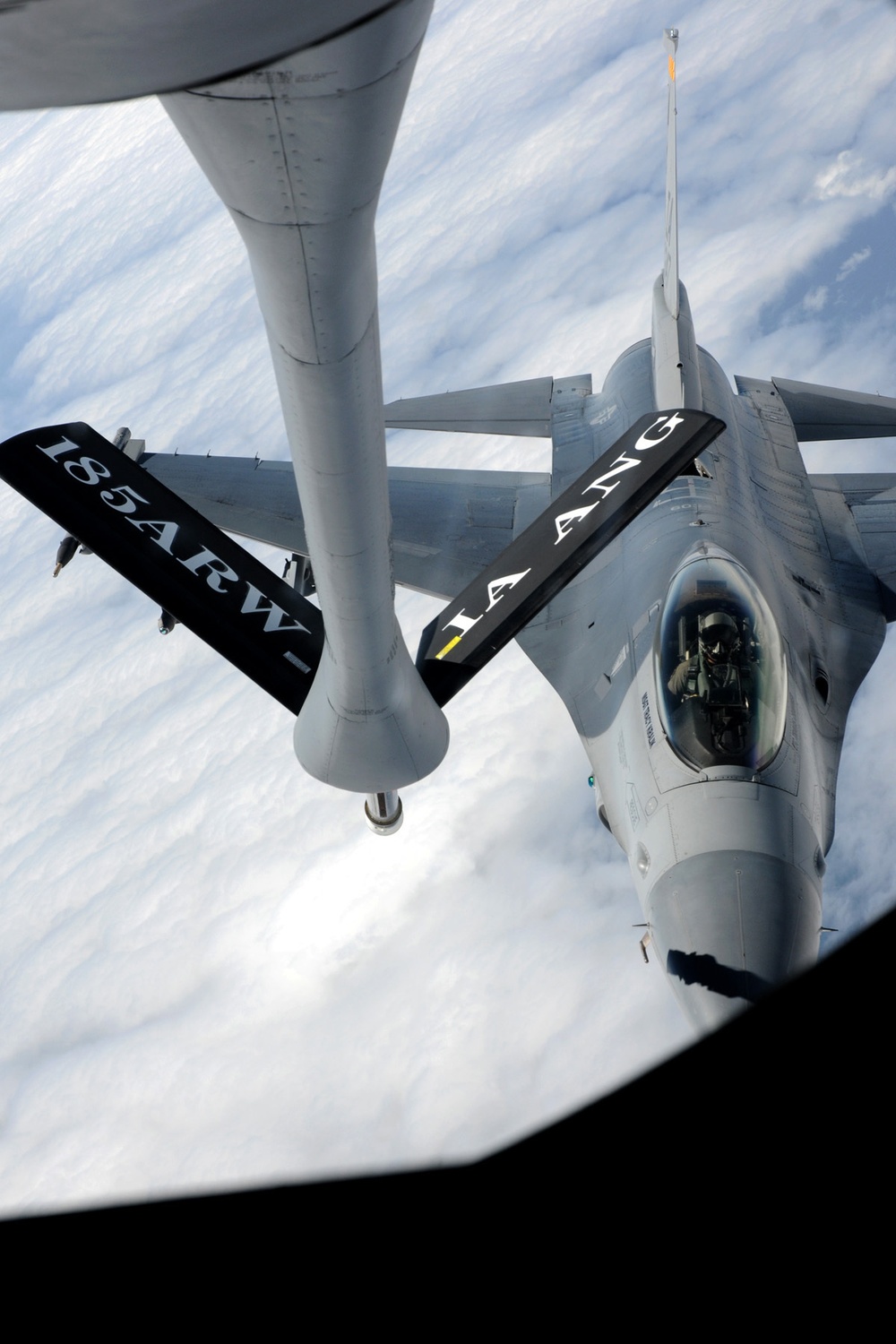 185th KC-135 performs aerial refueling of 132nd F-16s during deployment in Australia.