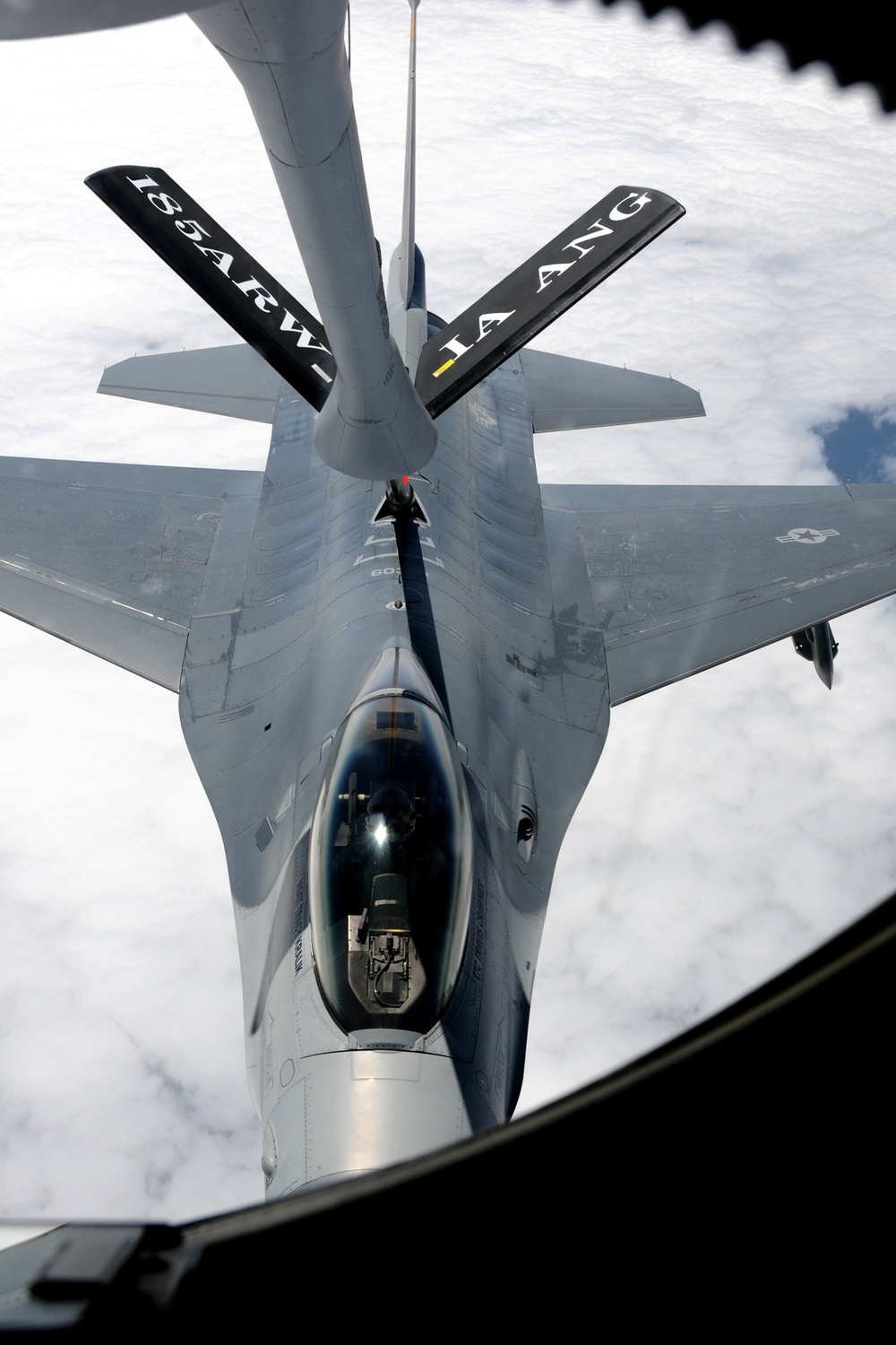 185th KC-135 performs aerial refueling of 132nd F-16s during deployment in Australia.