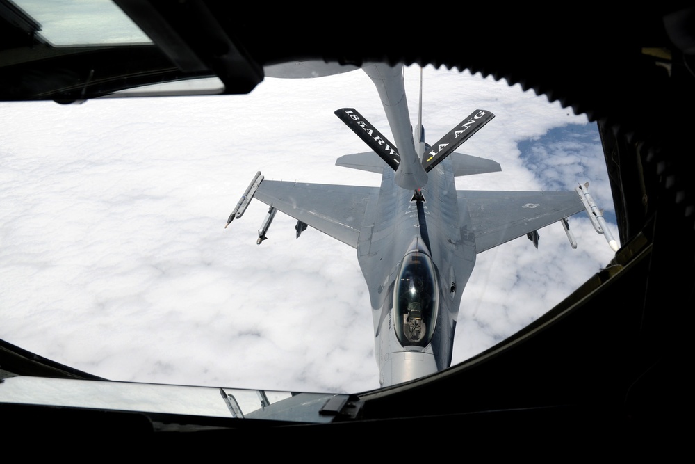 185th KC-135 performs aerial refueling of 132nd F-16s during deployment in Australia.