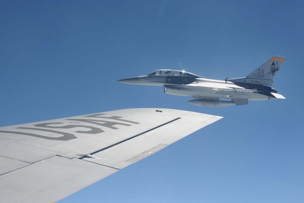 185th KC-135 performs aerial refueling of 132nd F-16s during deployment in Australia.