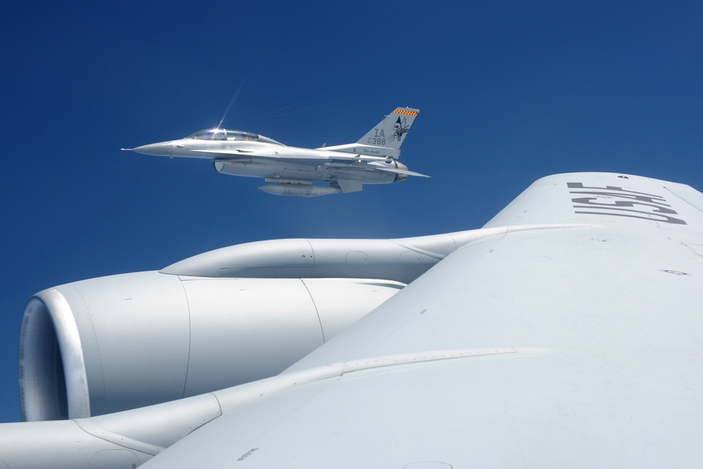 185th KC-135 performs aerial refueling of 132nd F-16s during deployment in Australia.