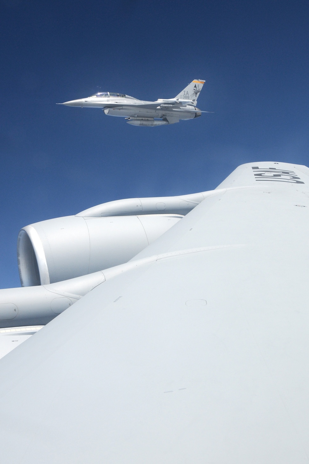 185th KC-135 performs aerial refueling of 132nd F-16s during deployment in Australia.